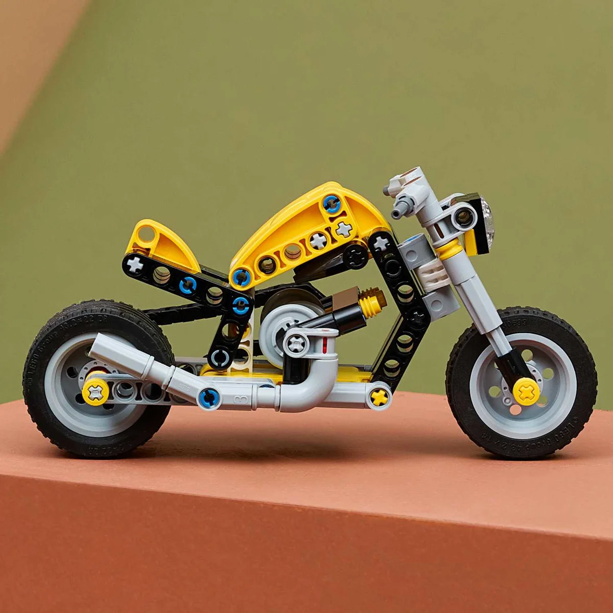 LEGO 42225 ŽUTI MOTOR
