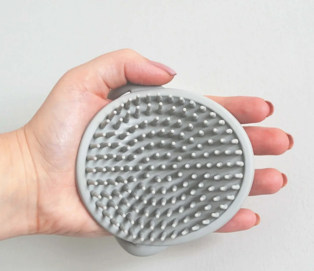 SHNUGGLE MEKA SILIKONSKA ČETKA ZA KUPANJE-BLOSSOM