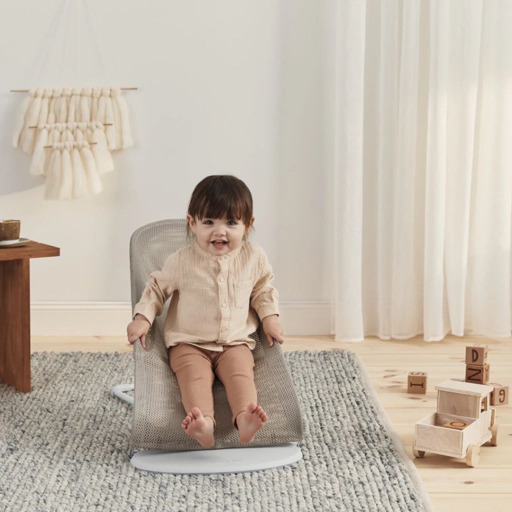 BABYBJORN BLISS MESH LEŽALJKA SAND GREY BEIGE/WHITE