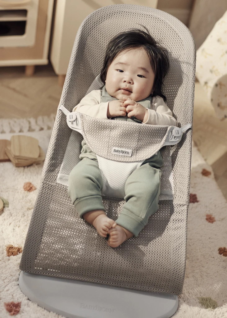 BABYBJORN BLISS MESH LEŽALJKA SAND GREY BEIGE/WHITE