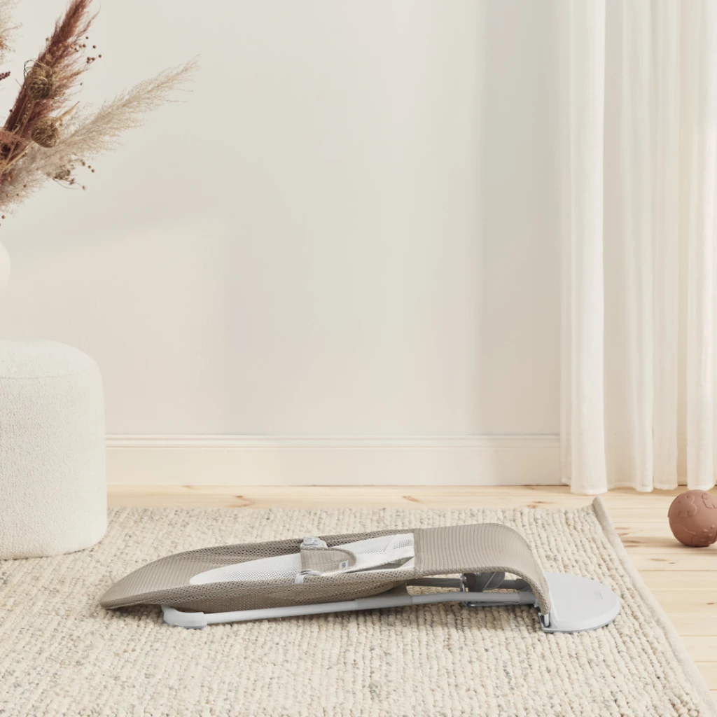 BABYBJORN BLISS MESH LEŽALJKA SAND GREY BEIGE/WHITE