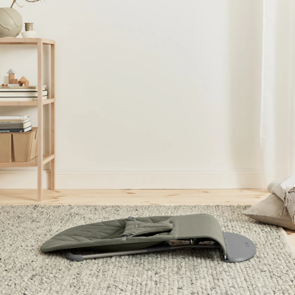 BABYBJORN BLISS WOVEN PETAL LEŽALJKA-DARK GREY