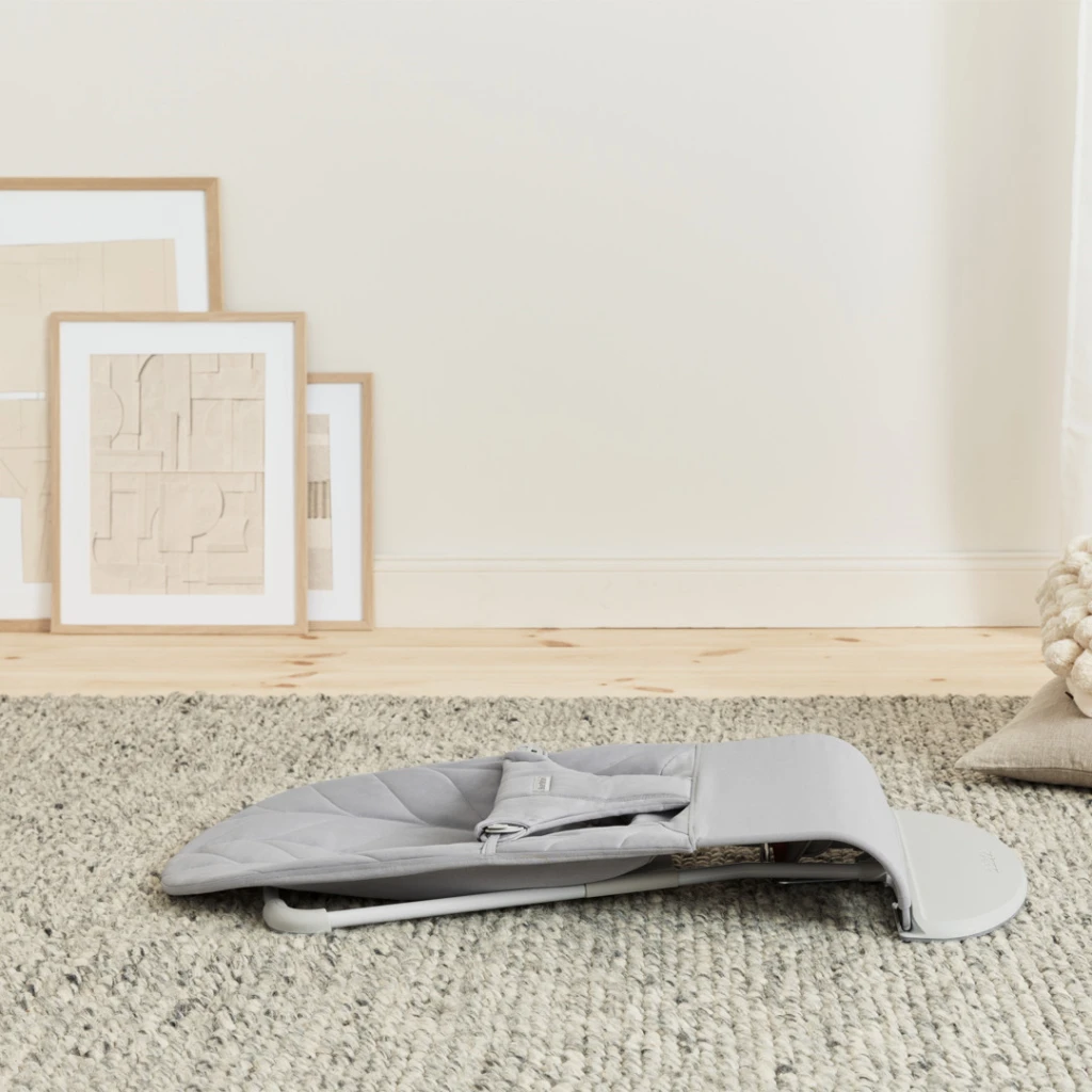BABYBJORN BLISS WOVEN PETAL LEŽALJKA-LIGHT GREY