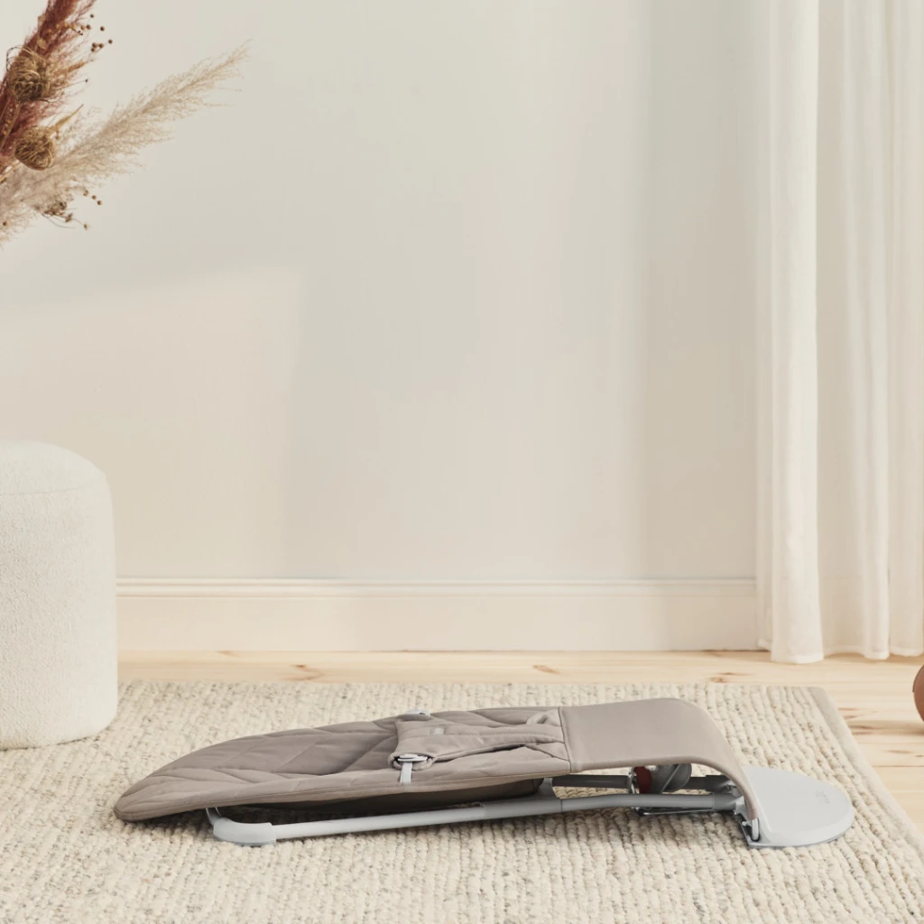 BABYBJORN BLISS COTTON PETAL LEŽALJKA SAND GREY