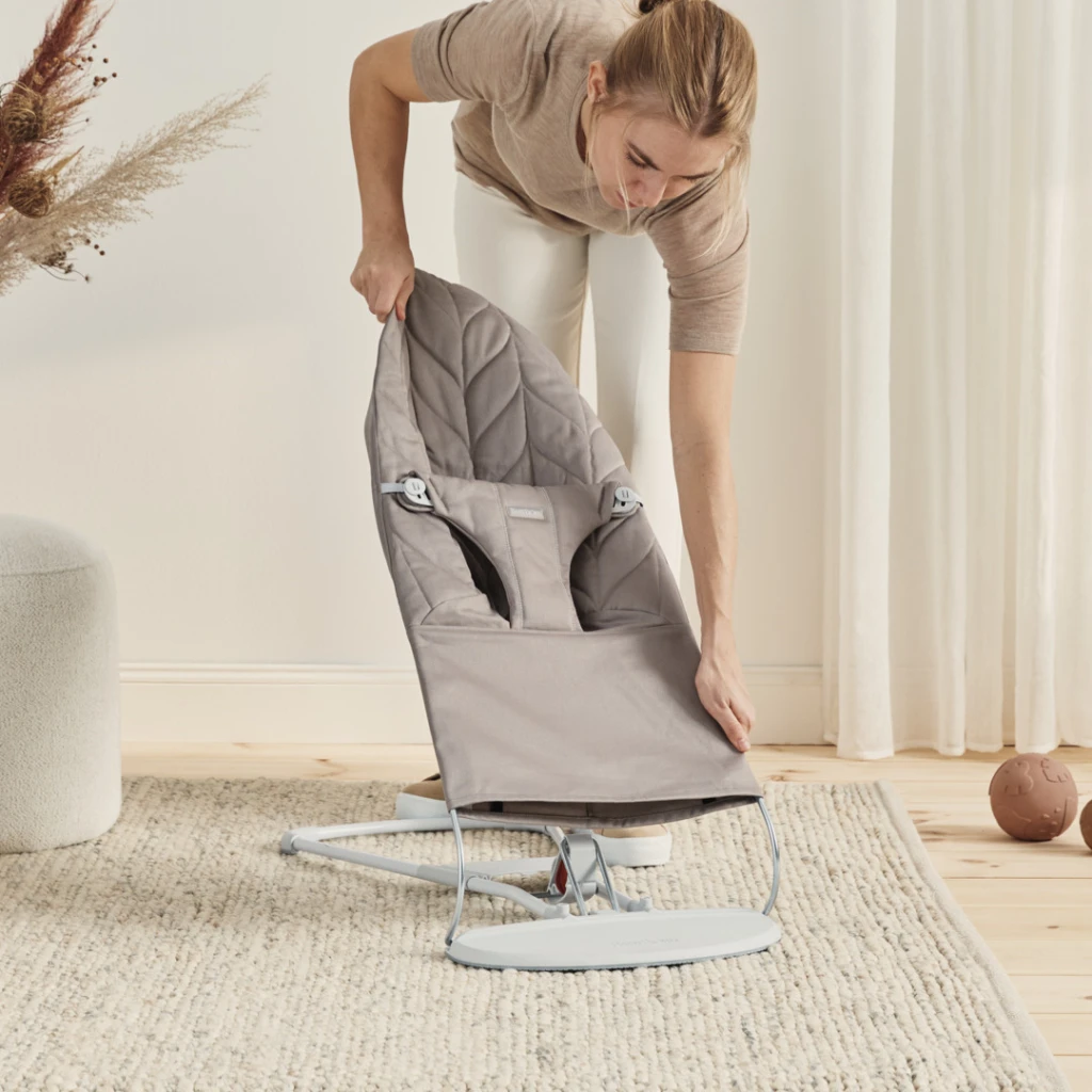 BABYBJORN BLISS COTTON PETAL LEŽALJKA SAND GREY