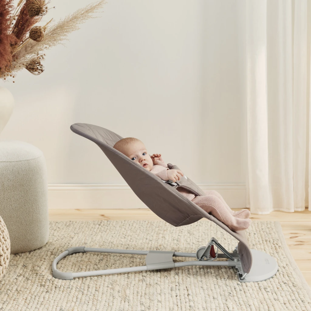 BABYBJORN BLISS COTTON PETAL LEŽALJKA SAND GREY