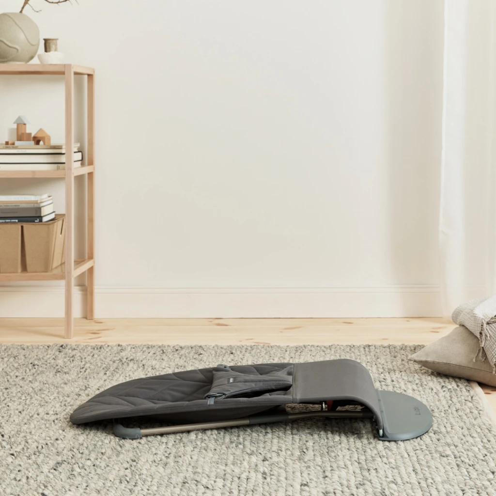 BABYBJORN BLISS WOVEN PETAL QUILT LEŽALJKA,ANTHRACITE