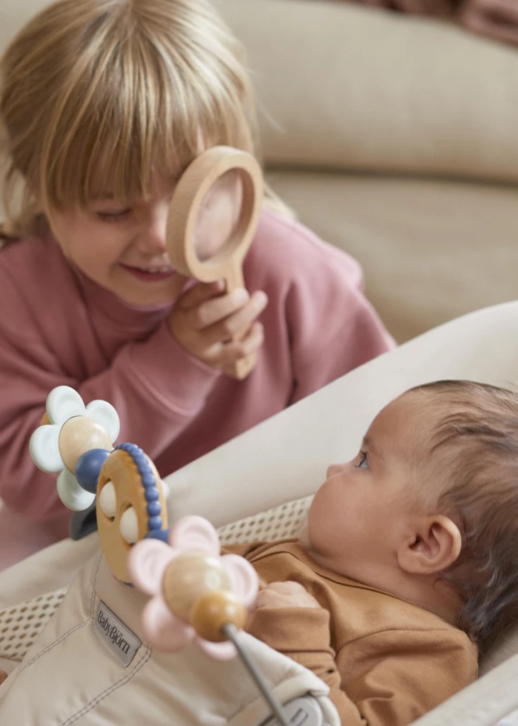 BABYBJORN IGRAČKA ZA LEŽALJKU-GOOGLY EYES PASTELS
