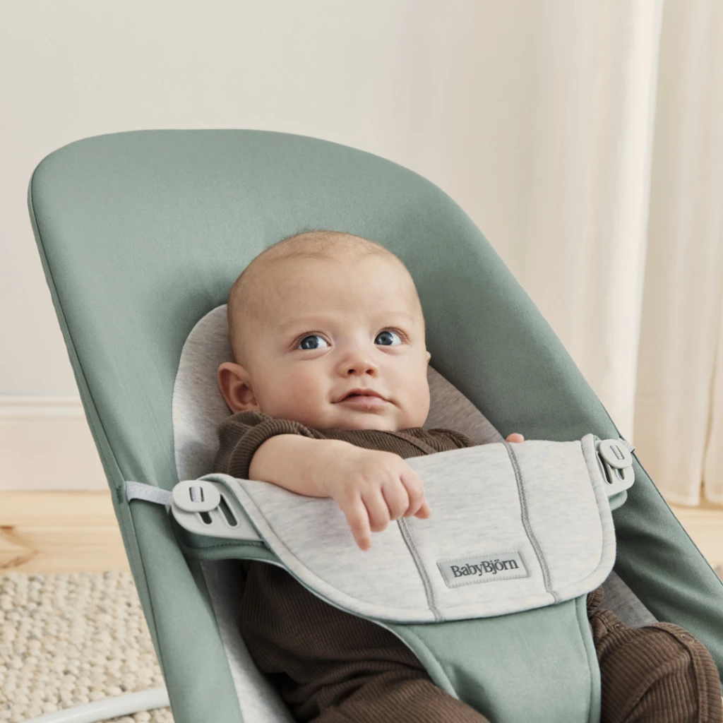 BABYBJORN BALANCE SOFT WOVEN/JERSEY LEŽALJKA, LIGHT SAGE-GRE