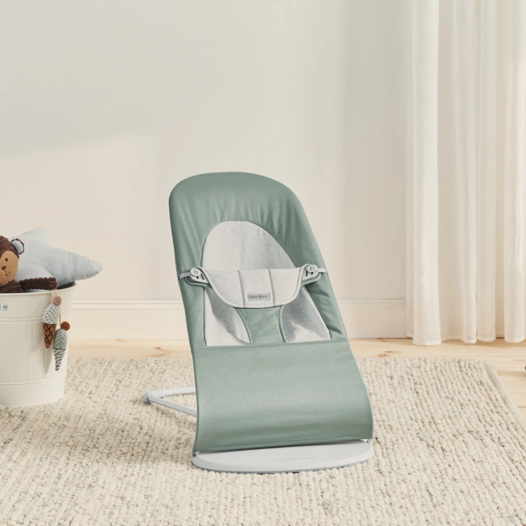BABYBJORN BALANCE SOFT WOVEN/JERSEY LEŽALJKA, LIGHT SAGE-GRE