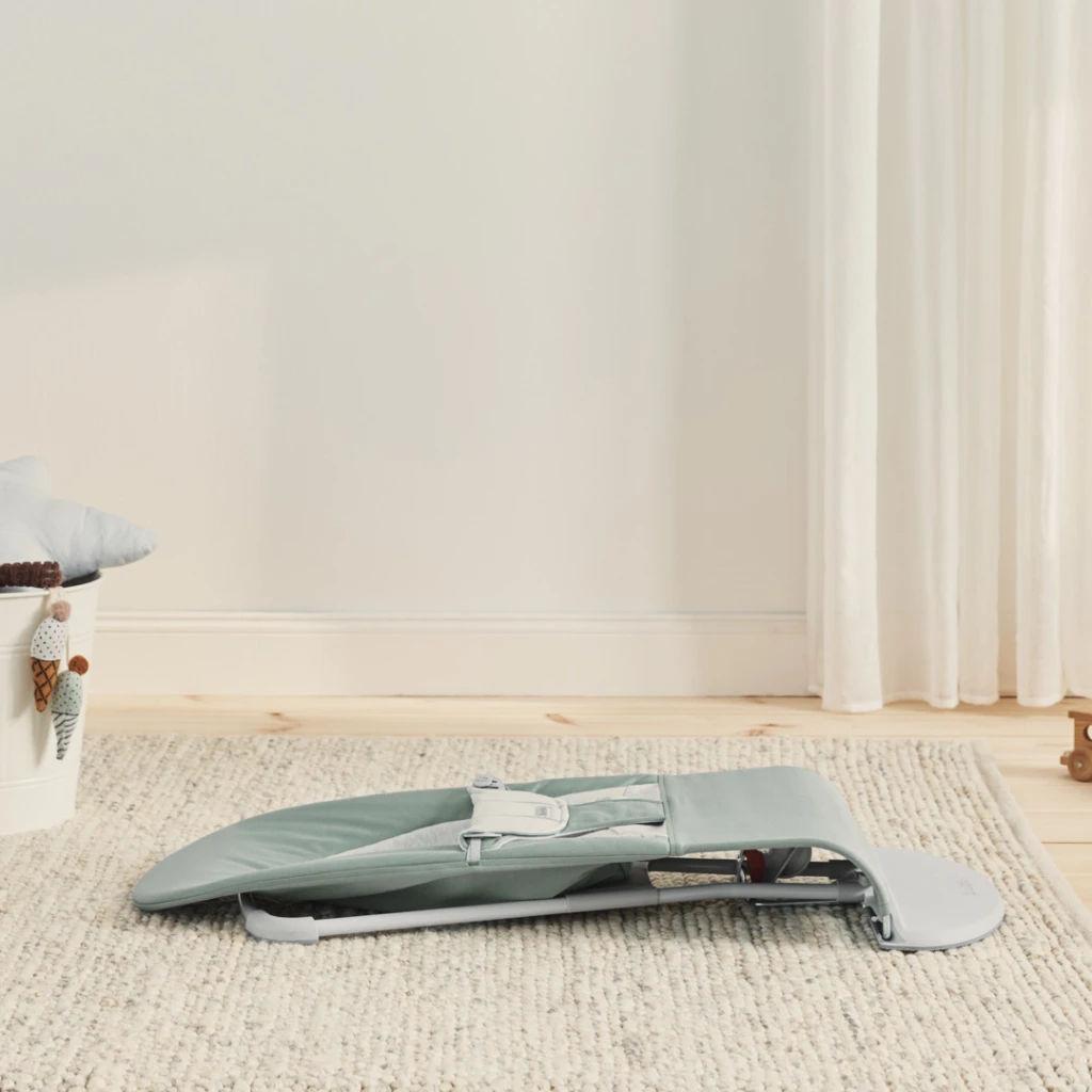 BABYBJORN BALANCE SOFT WOVEN/JERSEY LEŽALJKA, LIGHT SAGE-GRE