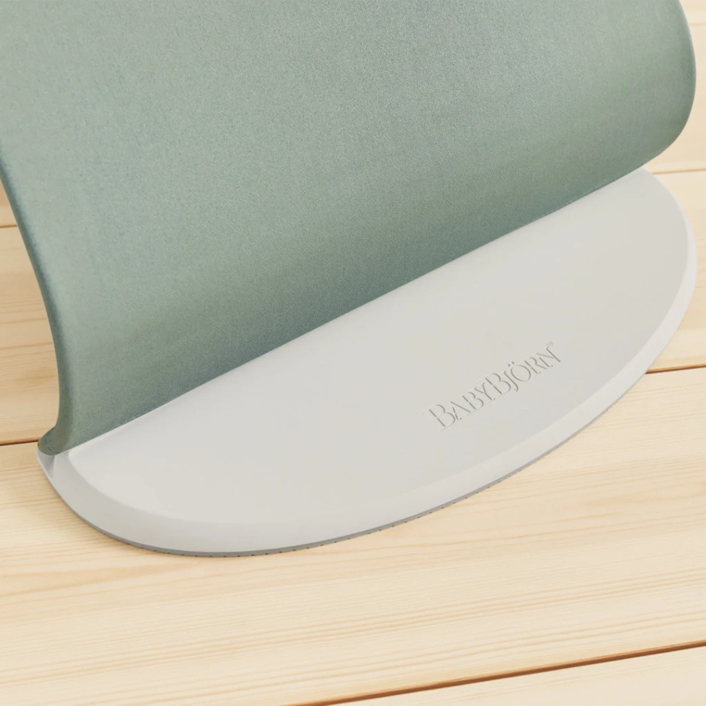 BABYBJORN BALANCE SOFT WOVEN/JERSEY LEŽALJKA, LIGHT SAGE-GRE