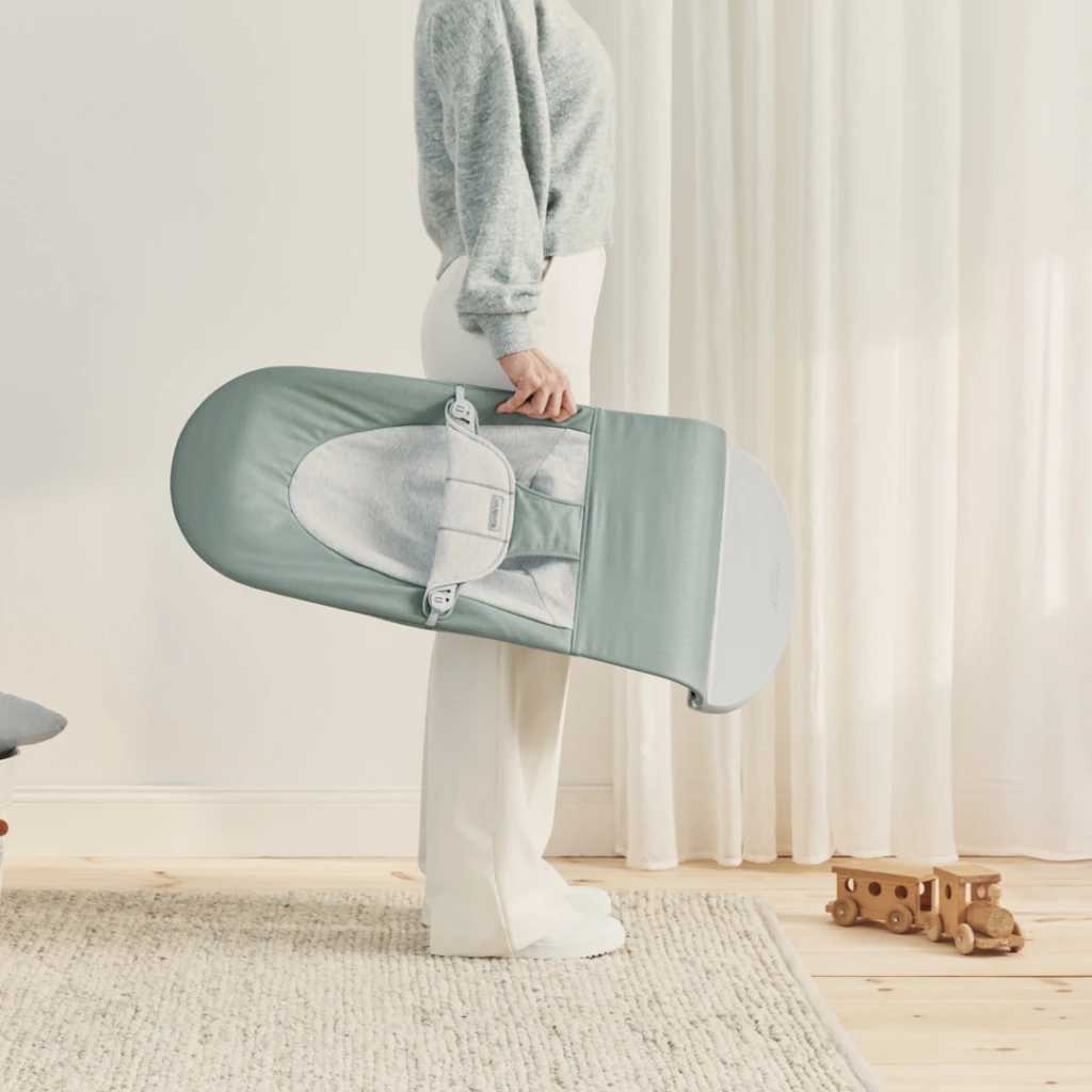 BABYBJORN BALANCE SOFT WOVEN/JERSEY LEŽALJKA, LIGHT SAGE-GRE
