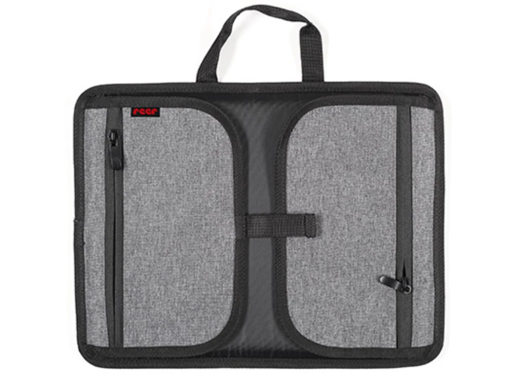 POSLUŽAVNIK ZA IGRU,U AUTU