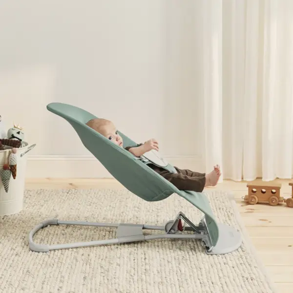 BABYBJORN BALANCE SOFT WOVEN/JERSEY LEŽALJKA, LIGHT SAGE-GRE