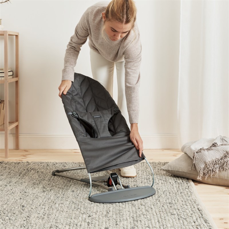 BABYBJORN BLISS WOVEN PETAL QUILT LEŽALJKA,ANTHRACITE